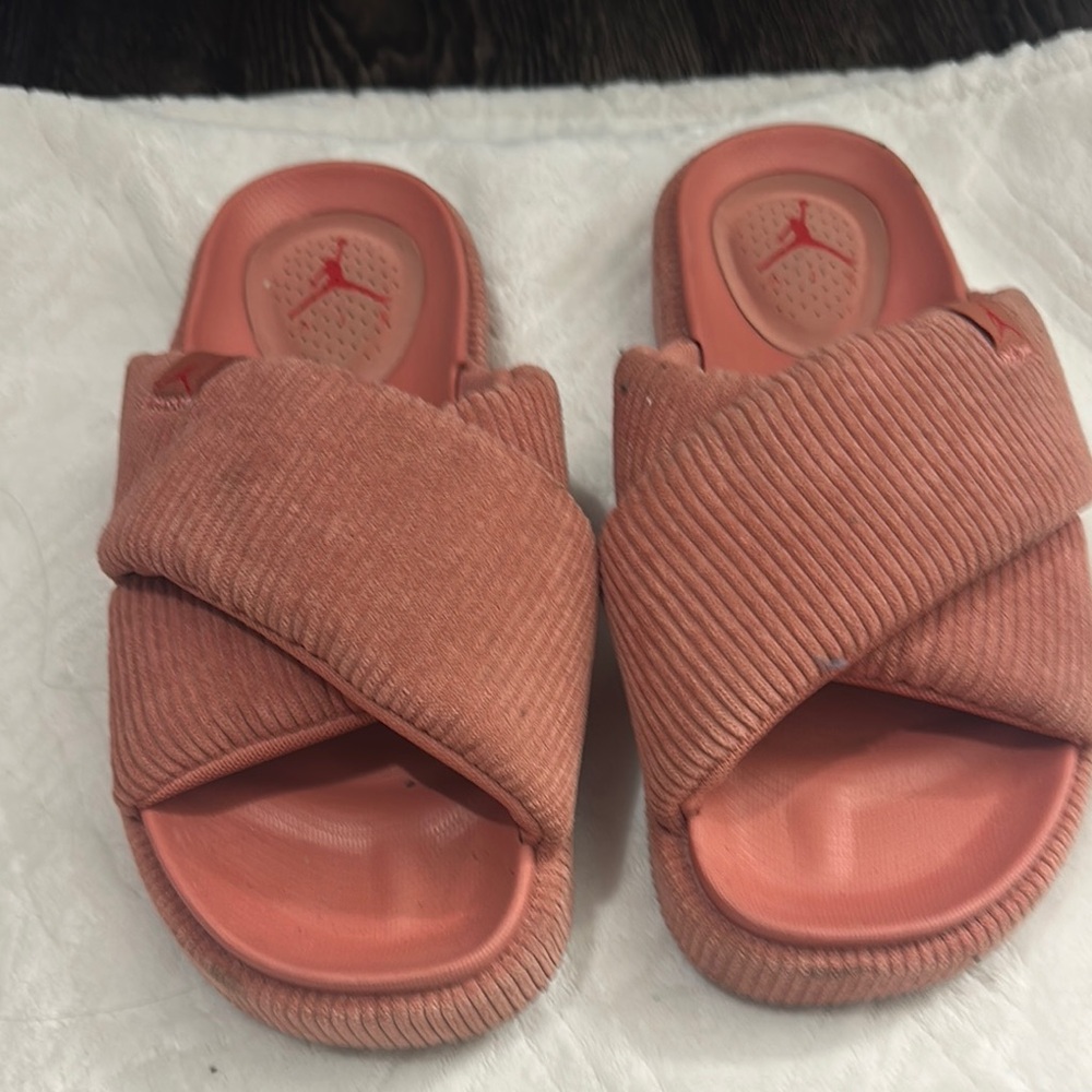 Jordan Coral Criss-Cross Slides
